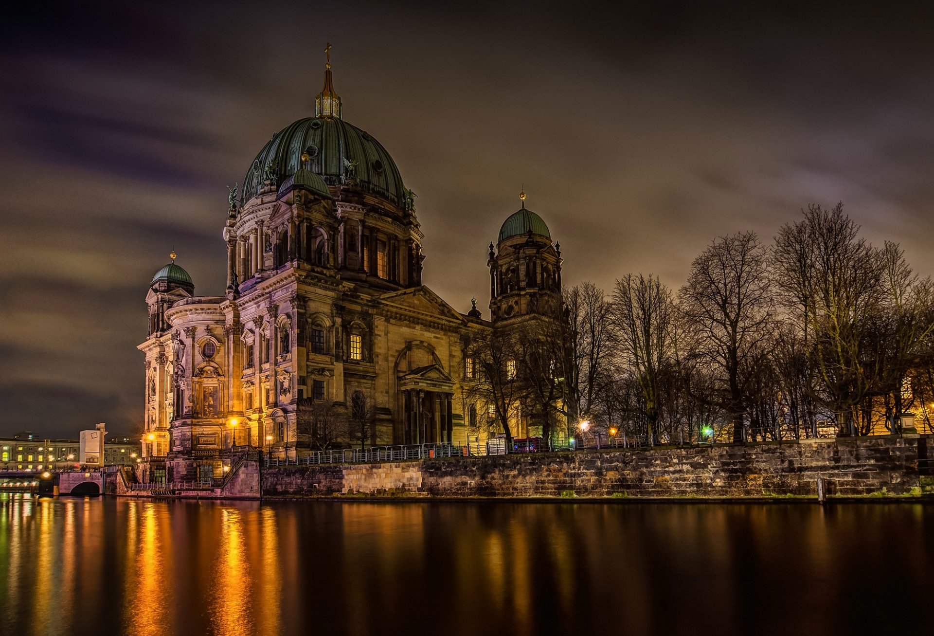 berlin niemcy berliner house katedra w berlinie rzeka spree miasto noc światło drzewa