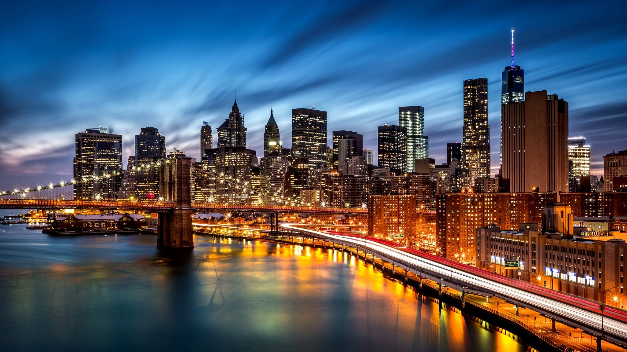 new york pont de brooklyn east river manhattan brooklyn états-unis ville nuit soirée rivière ombres lumières gratte-ciel bâtiments route rétro-éclairage