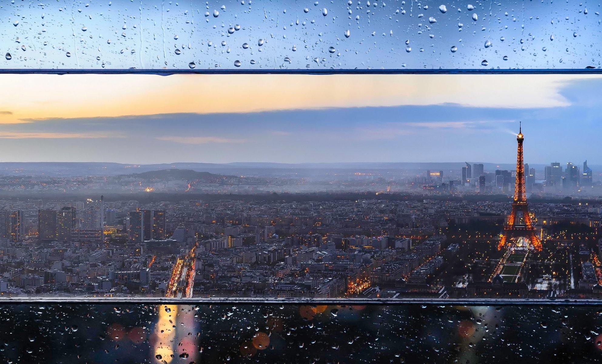 francja miasto paryż wieża eiffla domy wieczór światła szkło krople bokeh