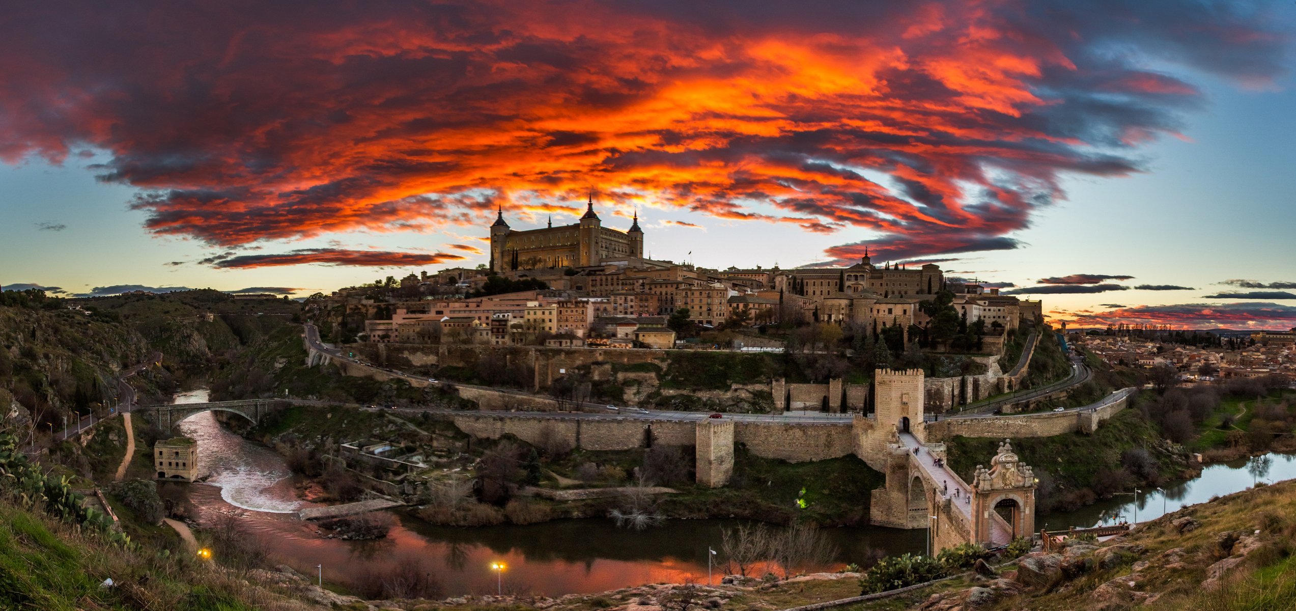 toledo hiszpania krajobraz niebo chmury blask wieczór rzeka domy zamek most