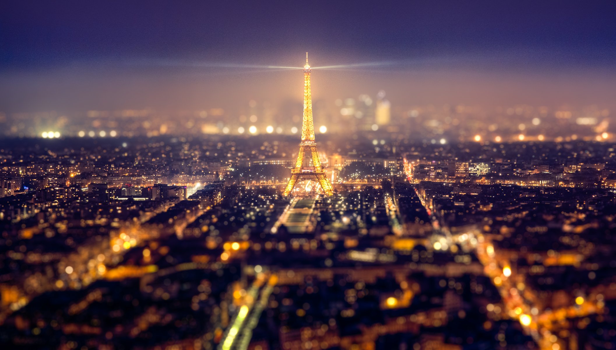 fotograf andrés nieto porras foto paris eiffelturm nacht lichter markise verschiebung stadt metropole häuser tilt-shift