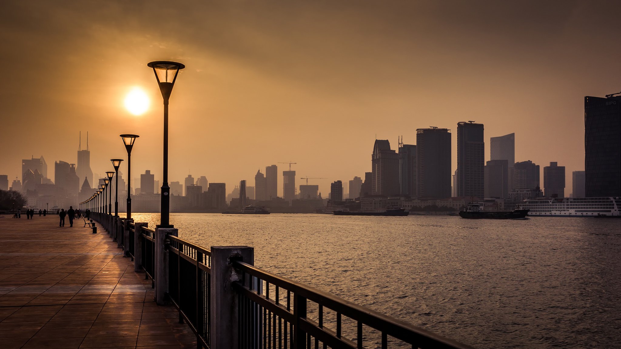 shanghai cina asia lungomare lanterne grattacieli fiume sole