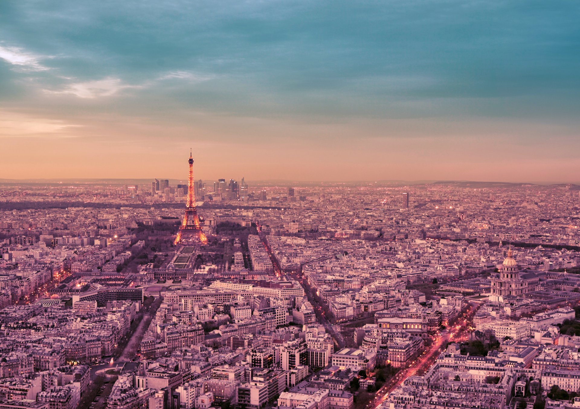 paryż francja wieża eiffla la tour eiffel miasto panorama niebo chmury domy budynki architektura drzewa drogi ulice