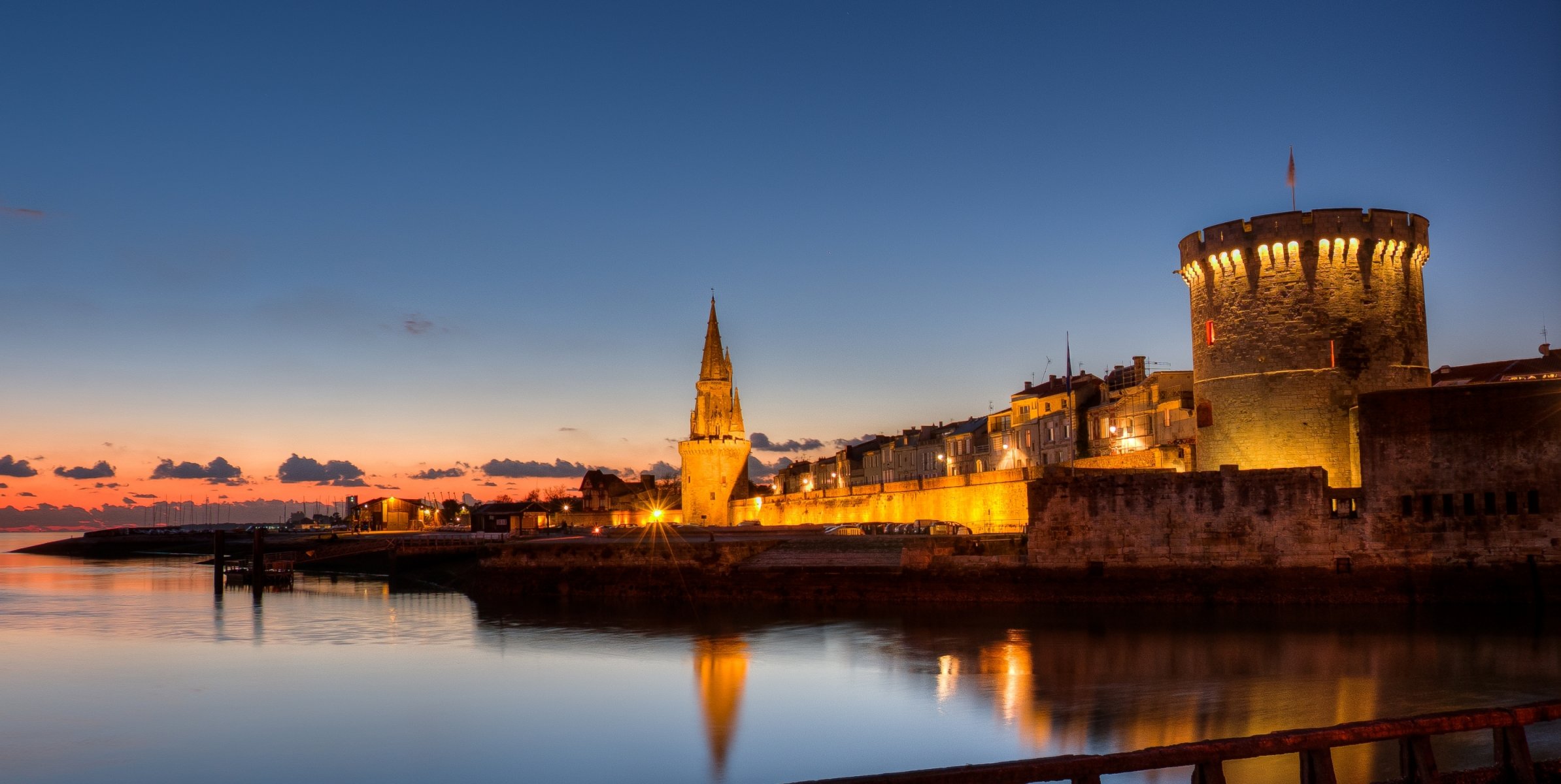 la rochelle poitou-charentes esplanade st jean d acre francia la rochelle ciudad poitou-charentes región fortaleza arquitectura costa bahía noche luces