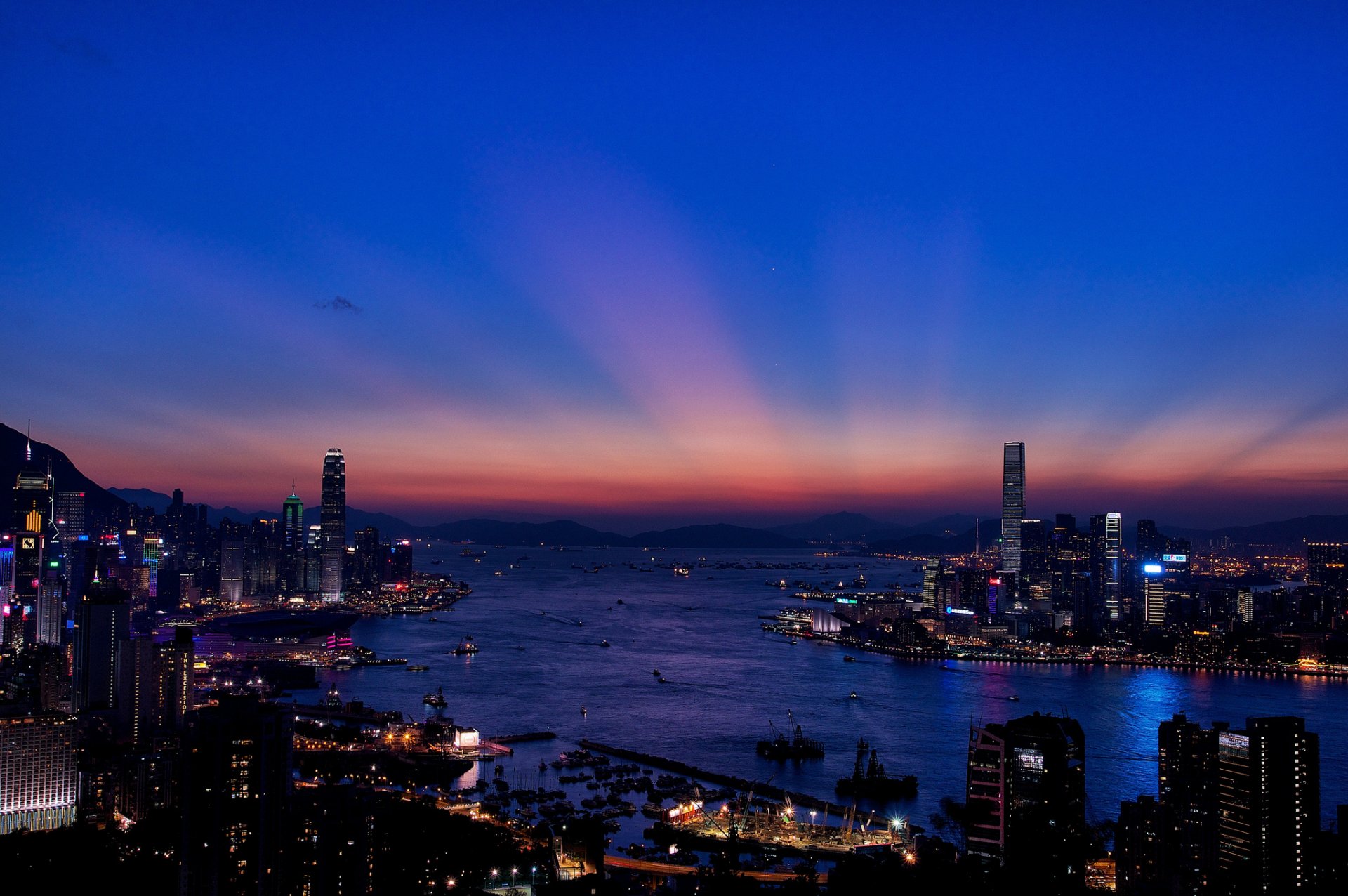 hongkong wieczór noc zatoka światła drapacze chmur budynki miasto panorama