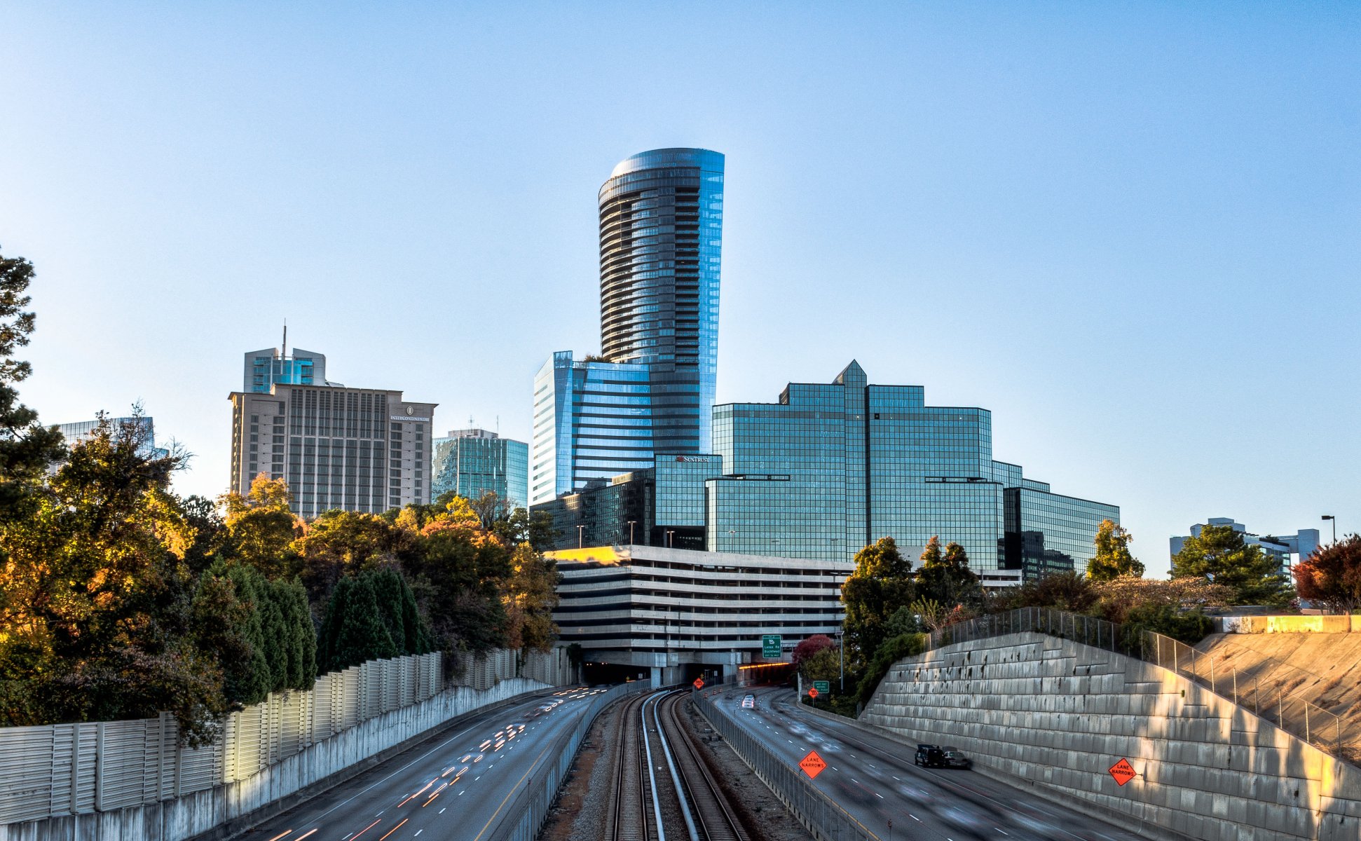 miasto drapacze chmur niebo drzewa droga atlanta georgia usa autostrada buckhead georgia hdr