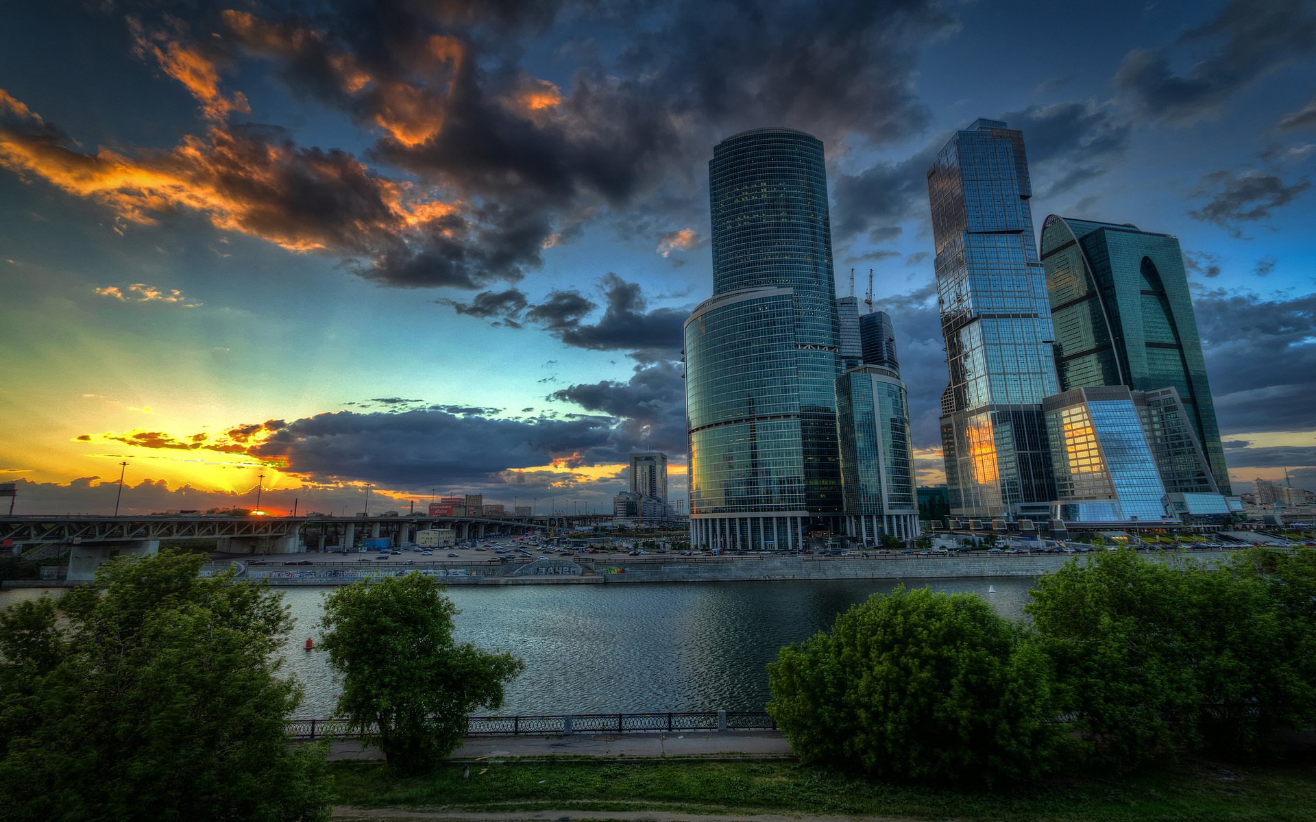 moskau hauptstadt moskau-stadt wolken sonnenuntergang fluss brücke bäume böschung autos