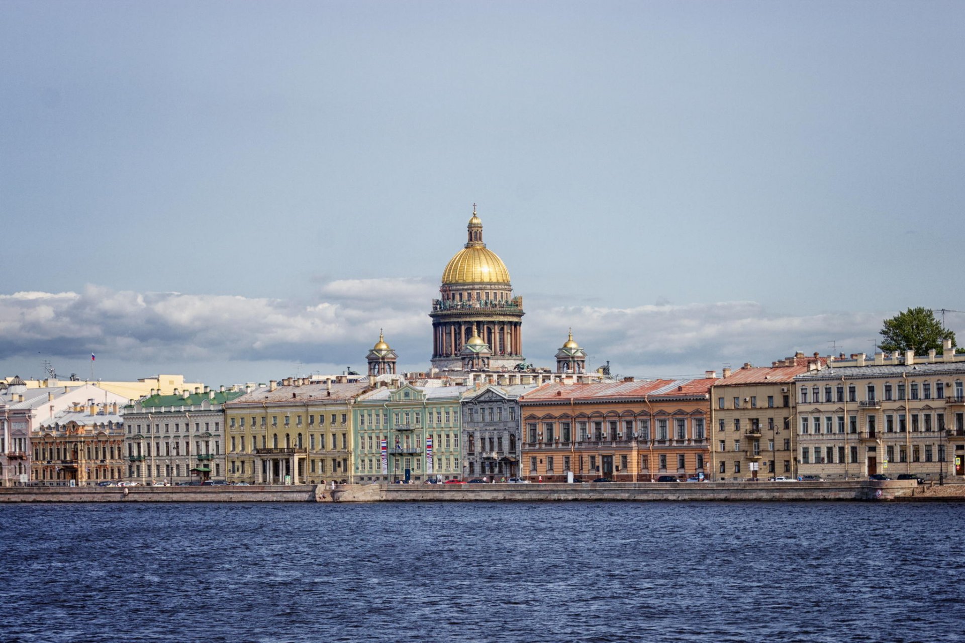 san petersburgo peter rusia terraplén río casas edificios