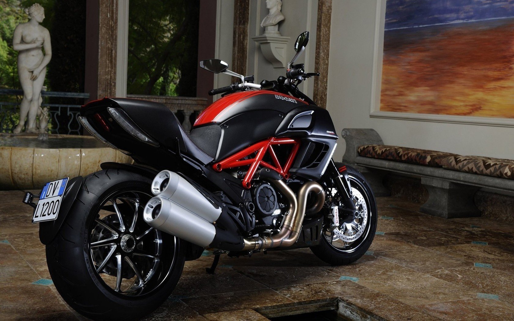 мотоцикл мото ducati номер стоит