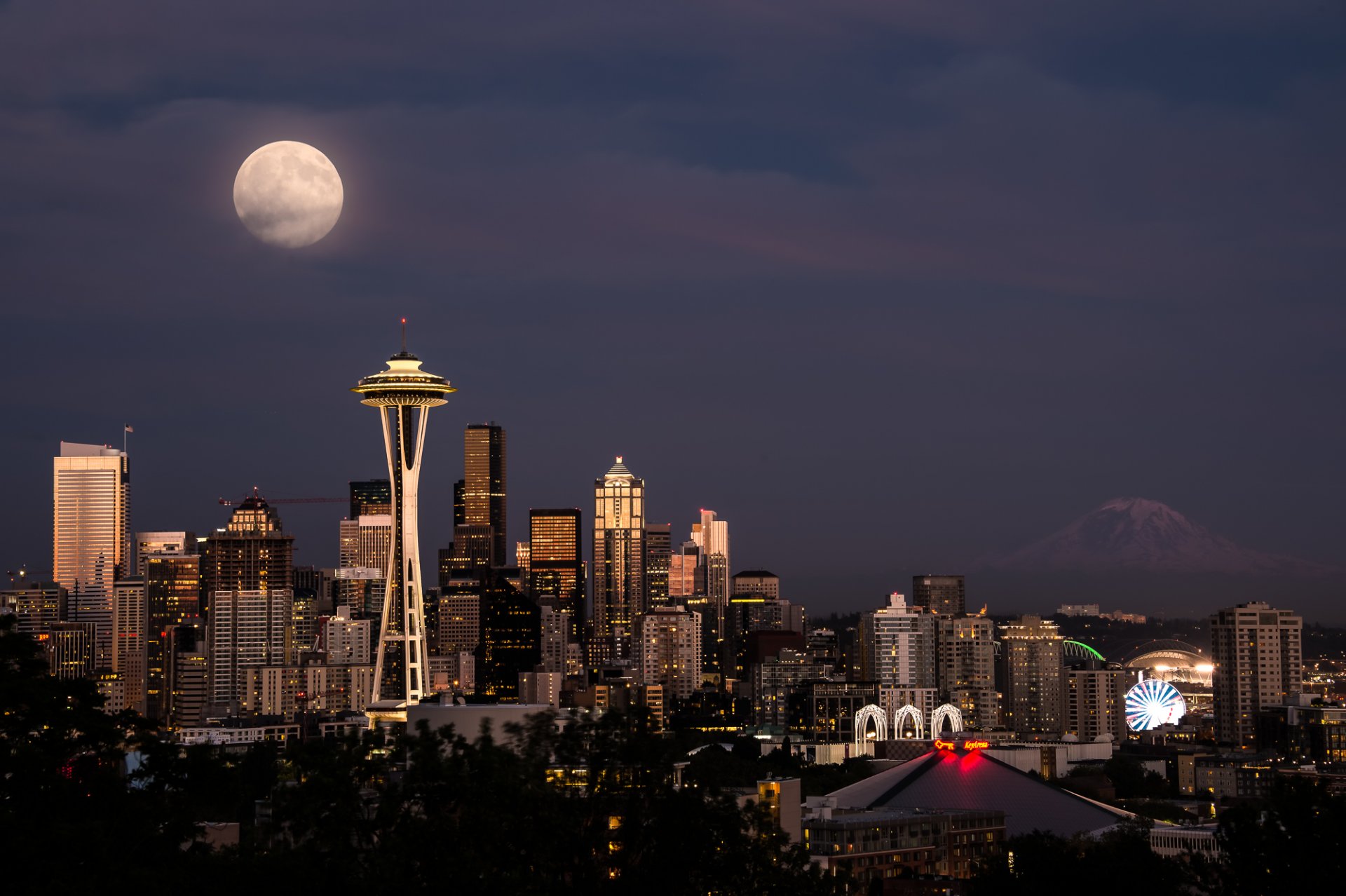 сша город сиэттл сиетл башня space needle космическая игла здания дома ночь огни небо луна вдали вулкан рейнир