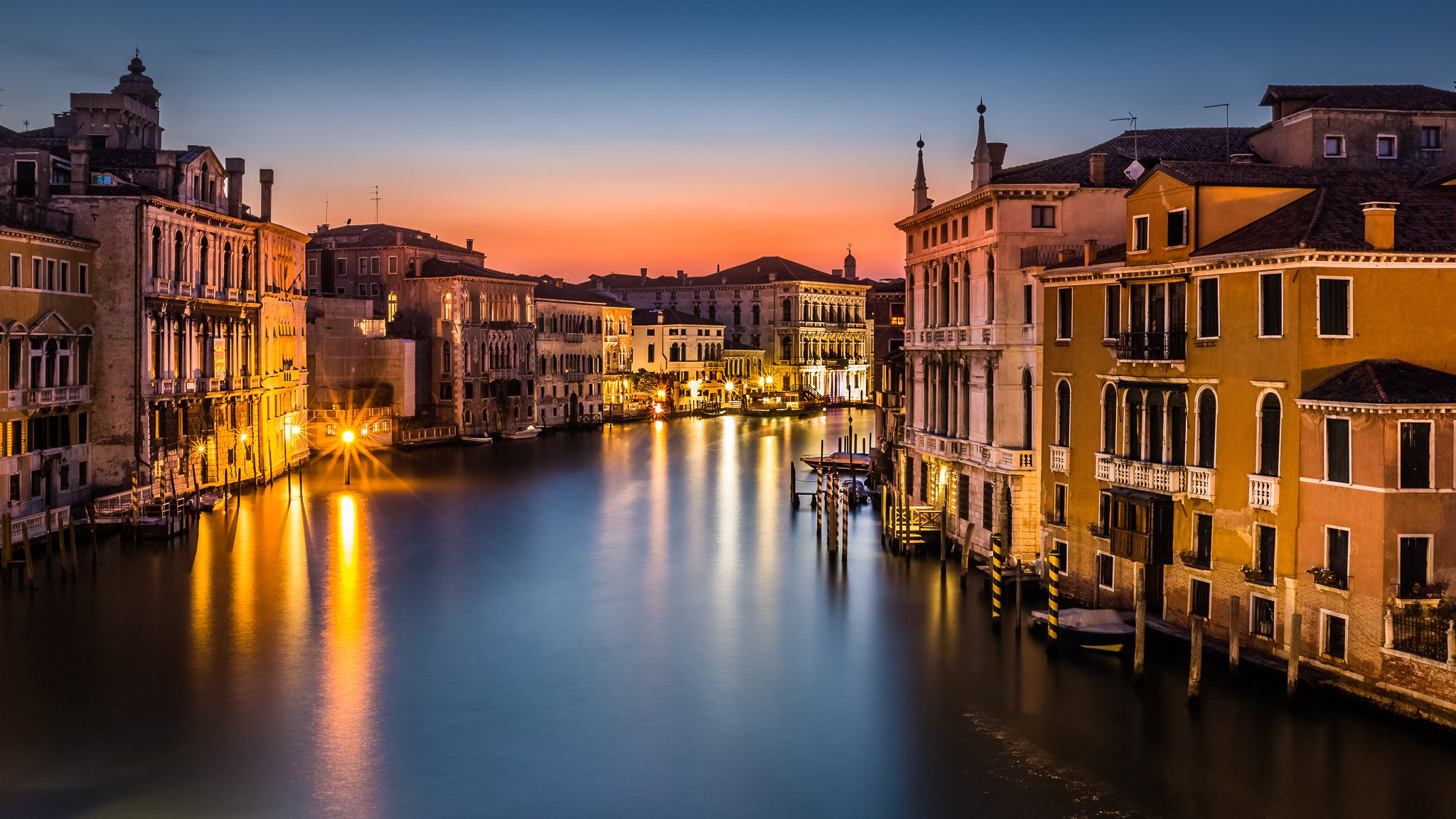 venedig italien canal grande canal grande stadt abend licht laternen beleuchtung zuhause gebäude dächer meer gondeln boote