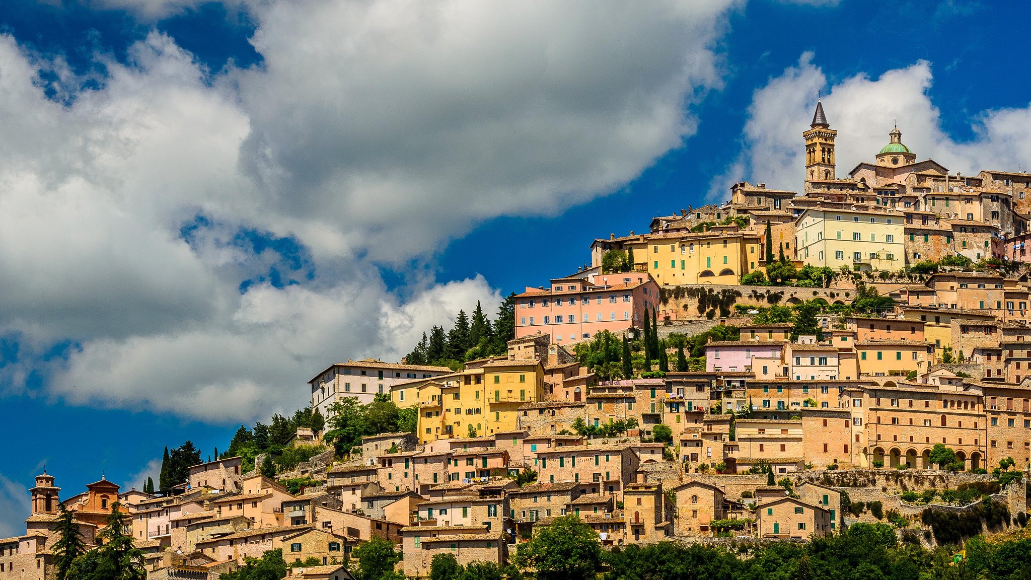 trevi umbrien italien stadt gebäude häuser hang wolken panorama