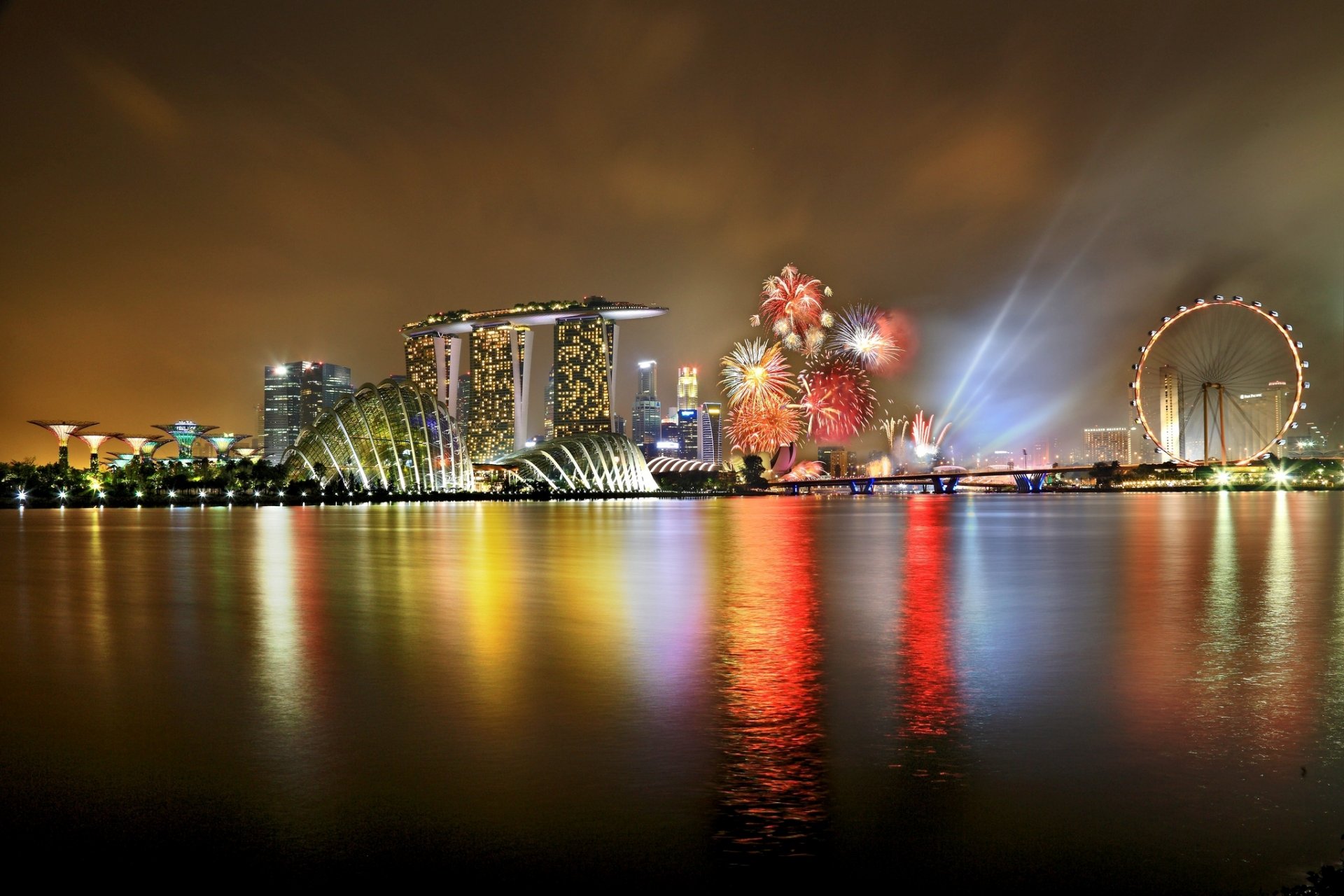 singapour jardins de la baie ville nuit grande roue hôtel vacances ciel lumières rétro-éclairage saluts feux d artifice
