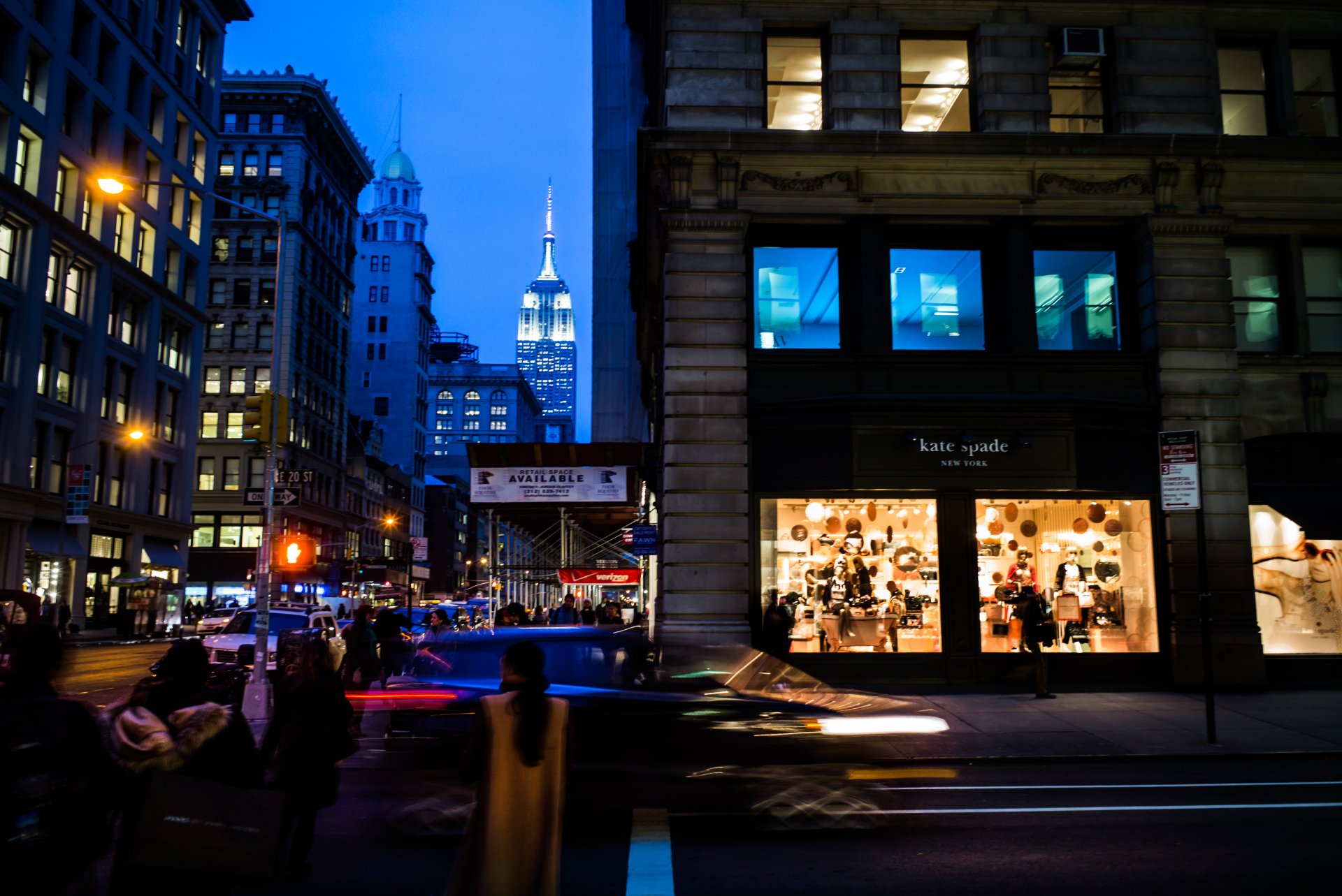 usa stany zjednoczone ameryki ameryka nowy jork manhattan empire state building człowiek samochody ruch wieczór sklepy wieżowiec