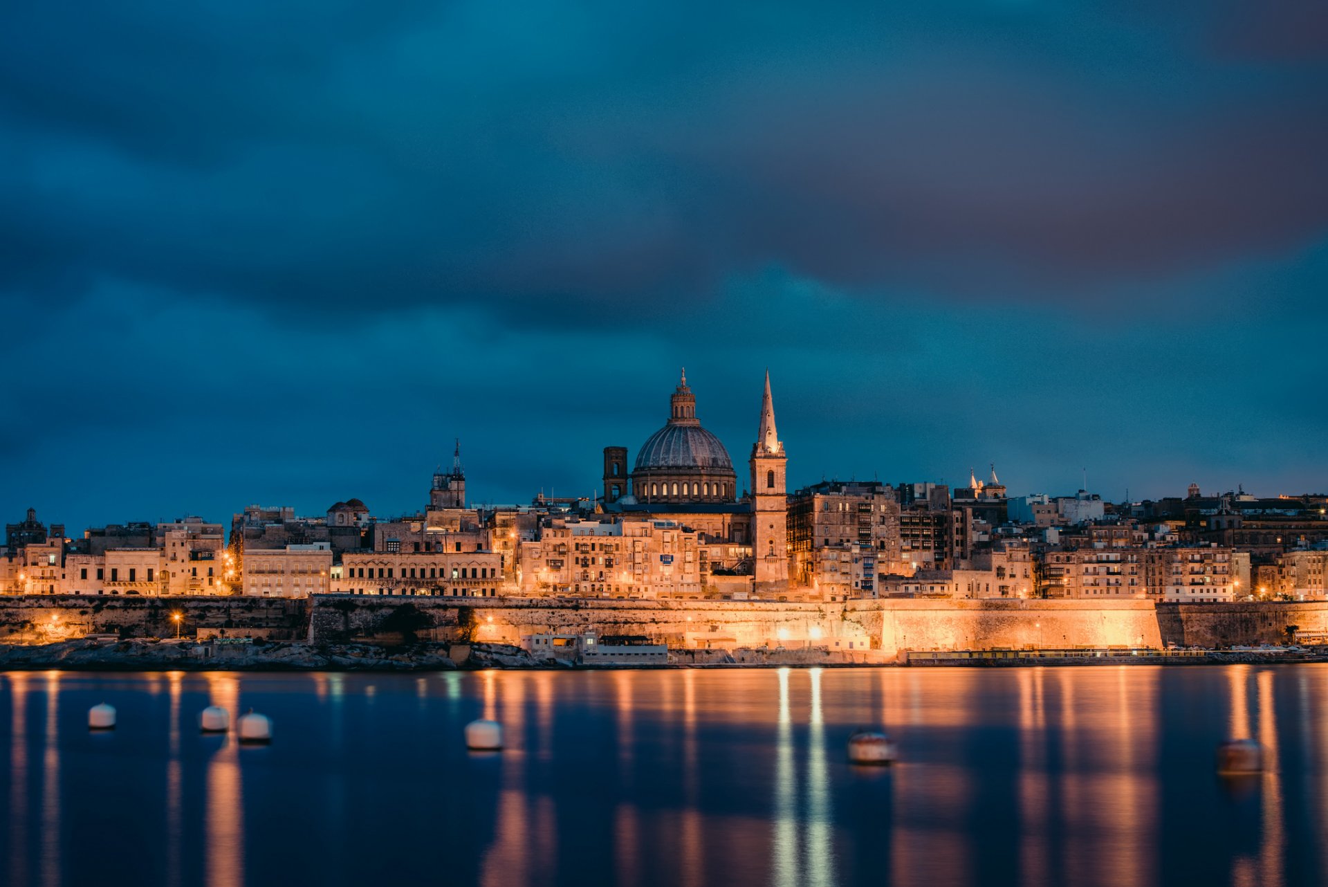 malta valletta valetta hauptstadt abend architektur beleuchtung lichter küste meer himmel wolken