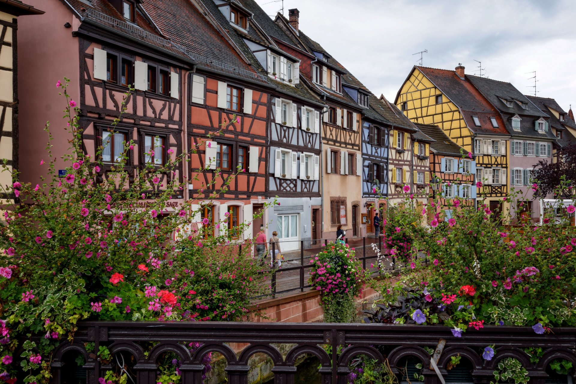 colmar francja niebo domy szachulcowy most kwiaty