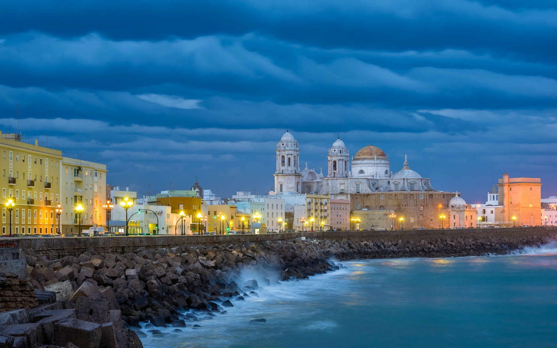 cádiz andalucía españa bahía de cádiz bahía de cádiz paseo marítimo edificios catedral nubes