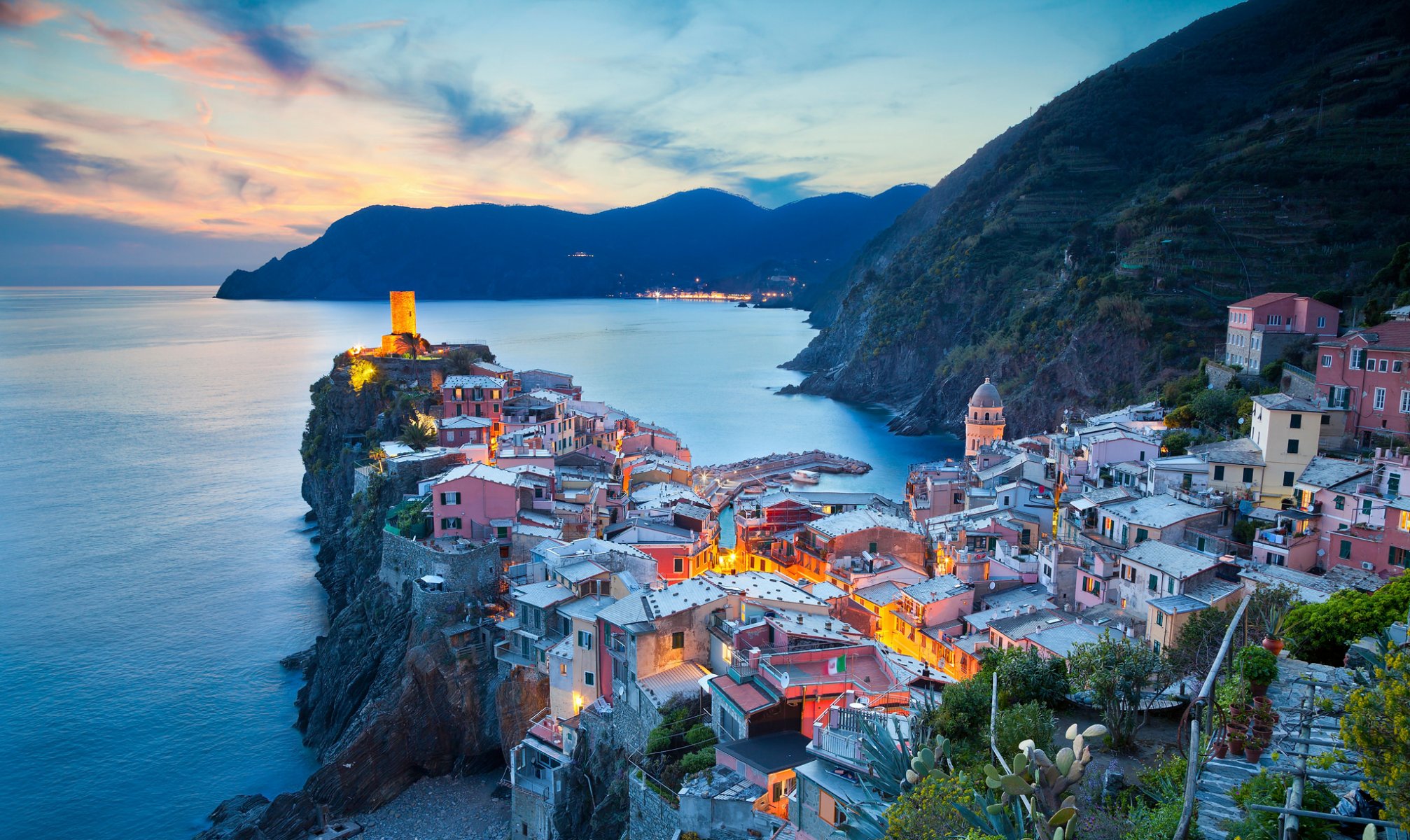 vernazza italie la spezia cinque terre côte ligure mer rocher maisons tour montagnes