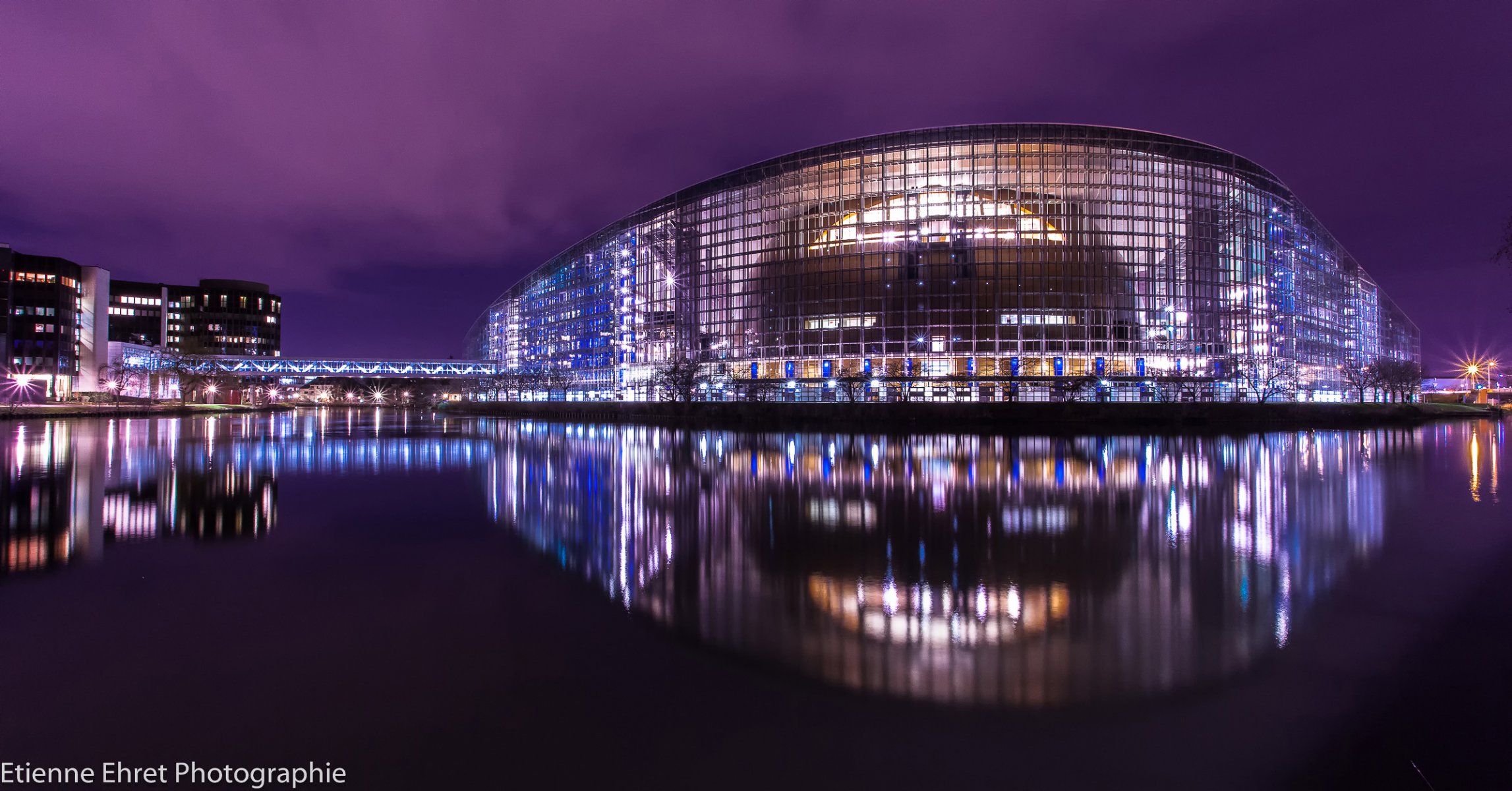 france ville strasbourg parlement européen soirée nuit lumières rétro-éclairage réflexions