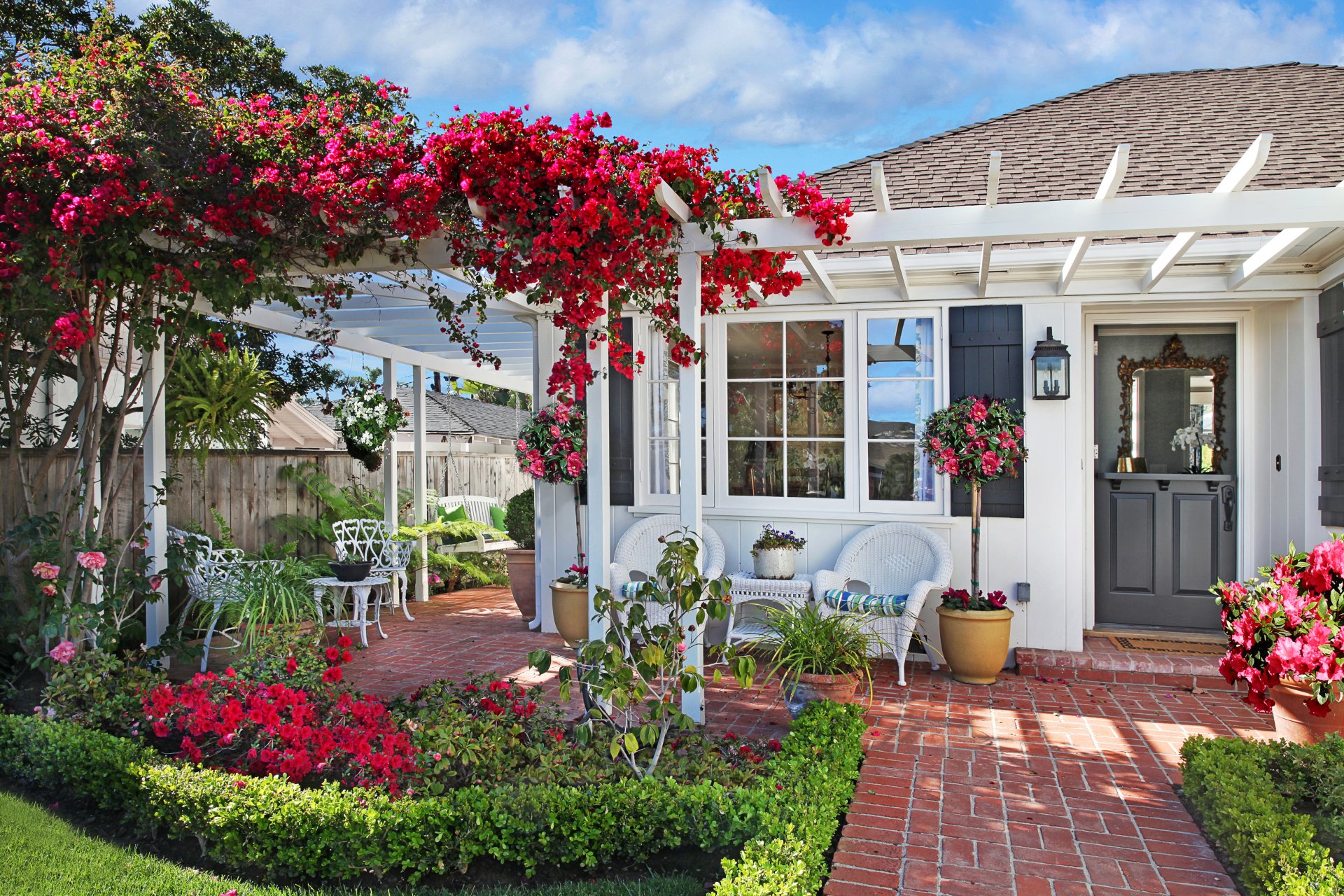 maison jardin fleurs bougainvilliers chaises balançoire pelouse herbe