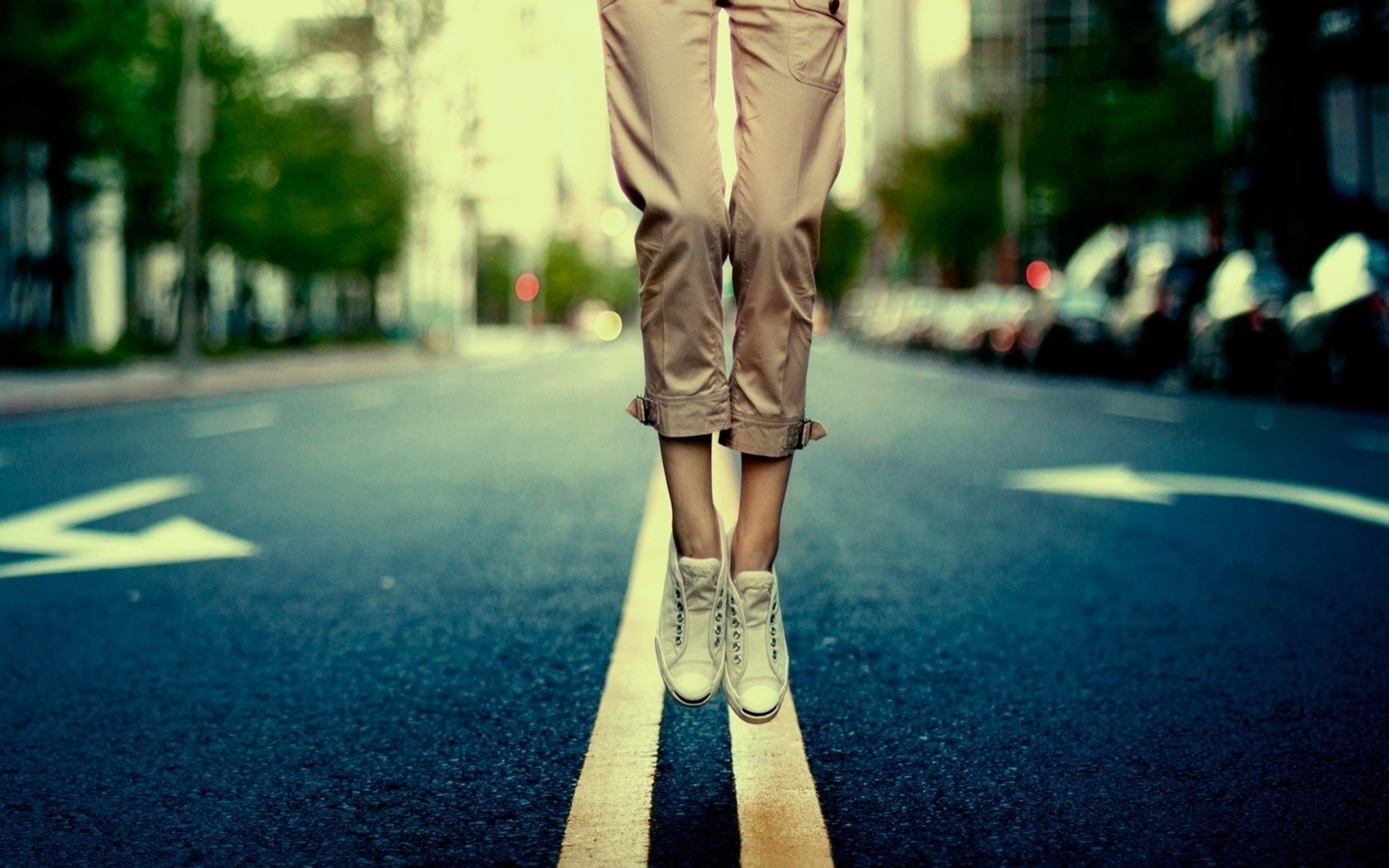 salto strada asfalto gambe scarpe da ginnastica