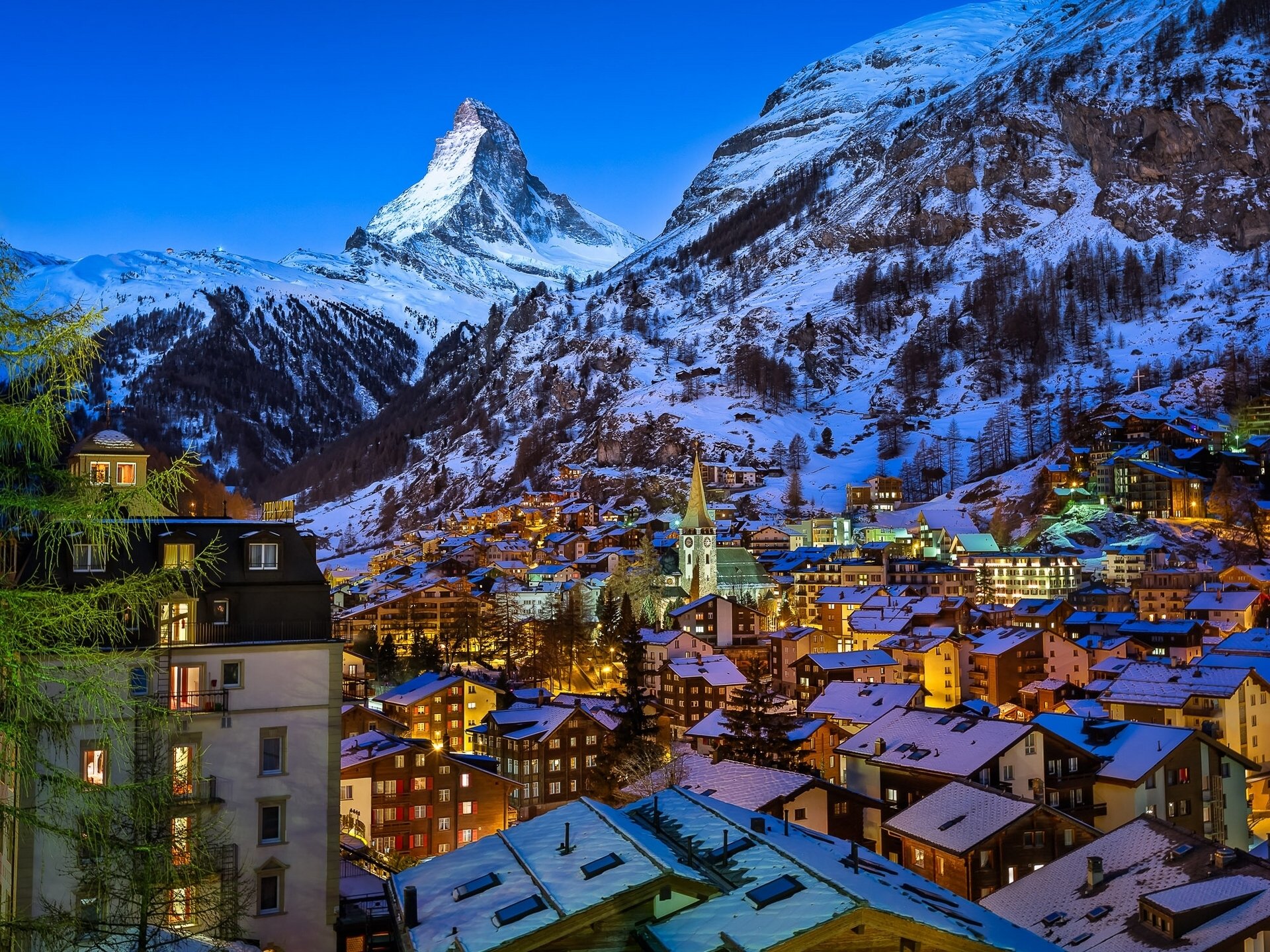 dolina zermatt szwajcaria szczyt matterhorn alpy szwajcarskie alpy pennińskie zermatt góra matterhorn alpy góry szczyt góra wieś domy budynki panorama
