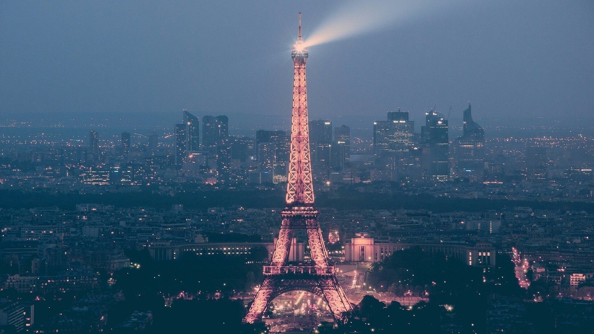 france tour eiffel paris maisons crépuscule rues lanternes éclairage ville rue lumières