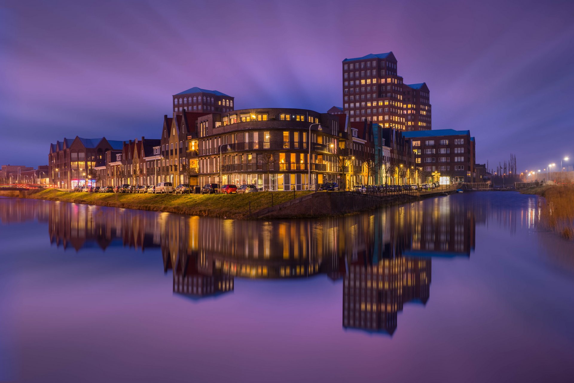 países bajos ciudad amersfoort casas edificios iluminación noche río púrpura cielo reflexión
