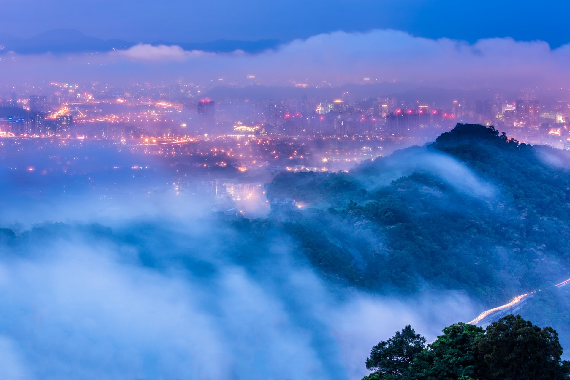 taiwan taipeh stadt abend dämmerung lichter beleuchtung ansicht höhe panorama bäume dunst nebel blau himmel wolken