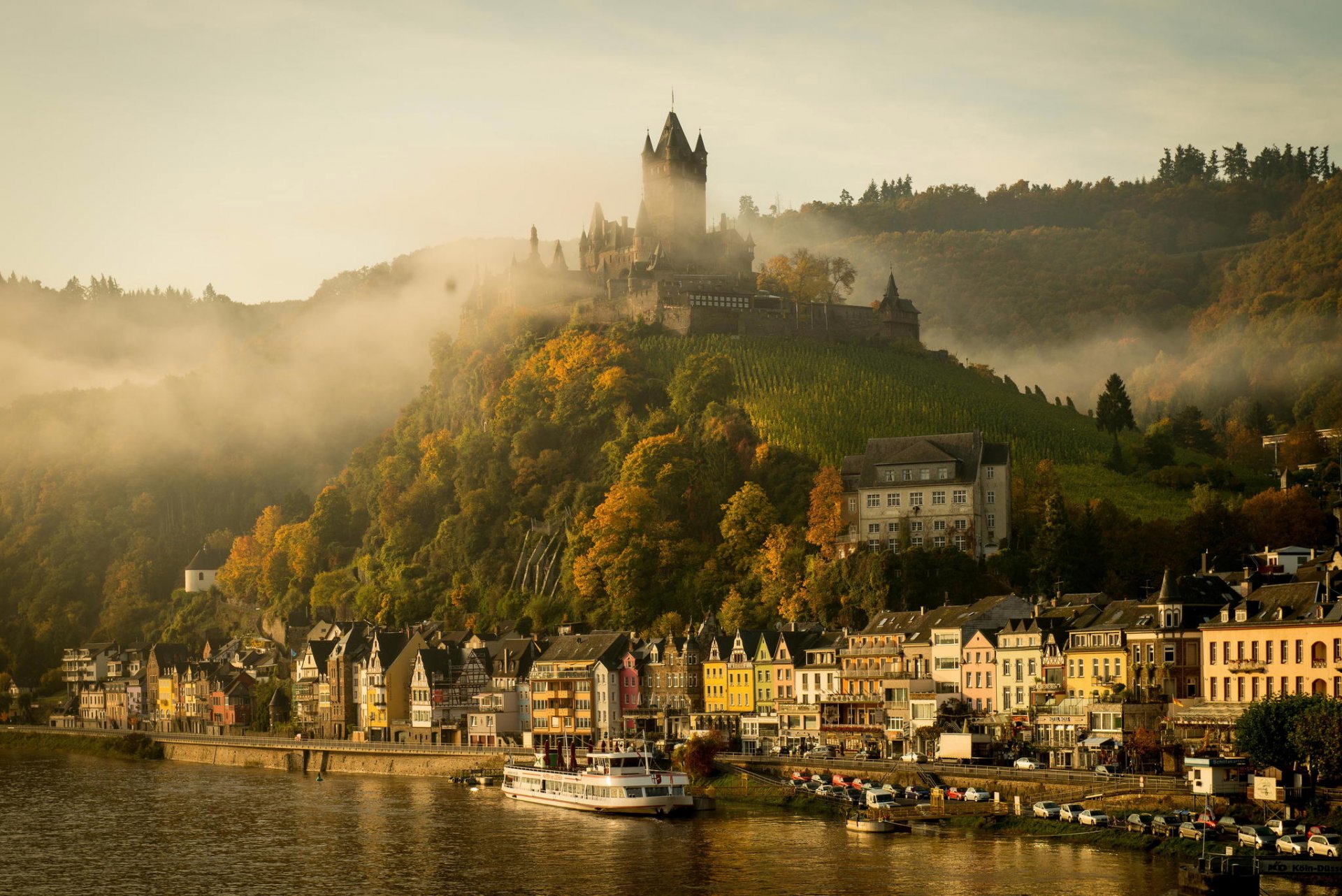 niemcy miasto cochem zamek jesień poranek mgła rzeka mozela