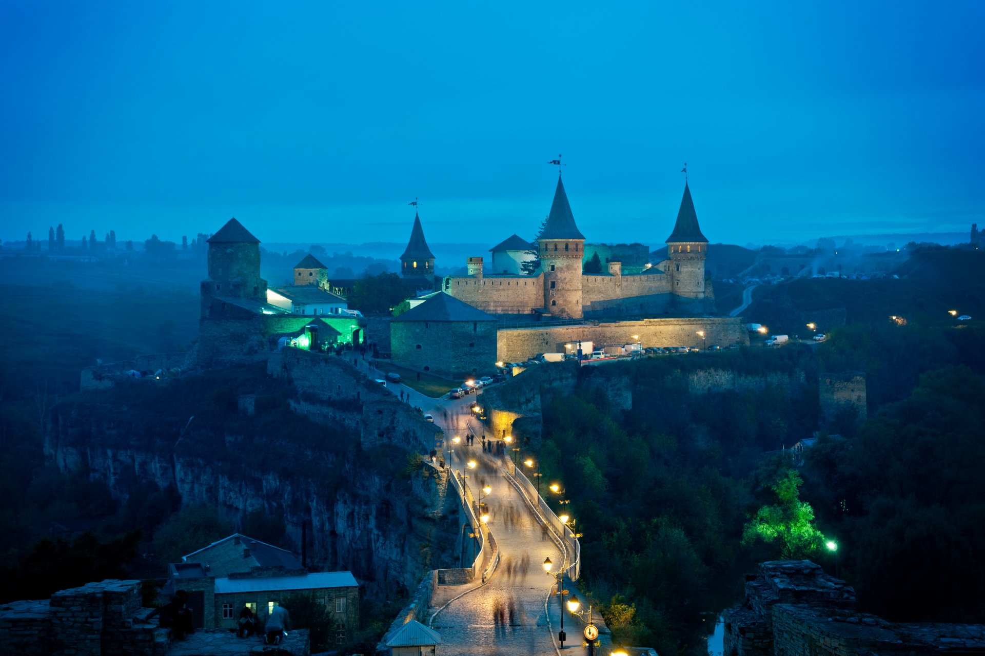 ukraine kamenets-podolsky château pont tours lanternes soirée