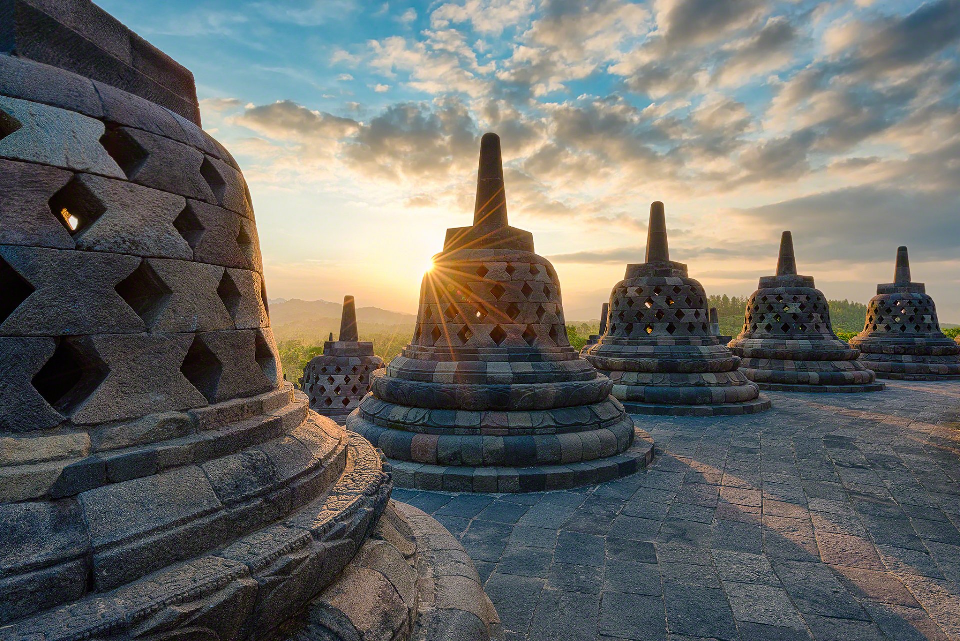 indonesia isola giava complesso del tempio stupa borobudur sera sole raggi luce