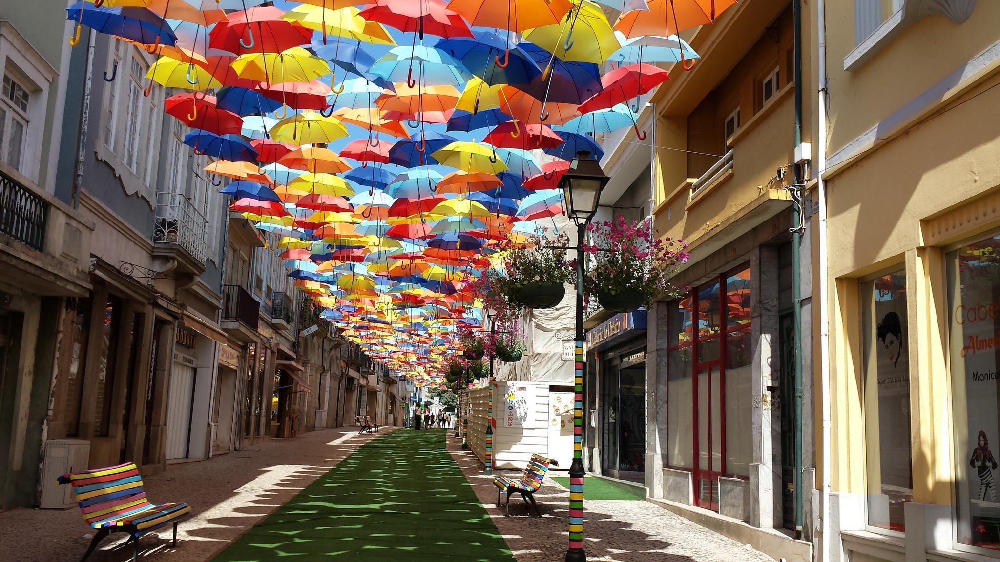 portugal stadt häuser straße regenschirme sommer