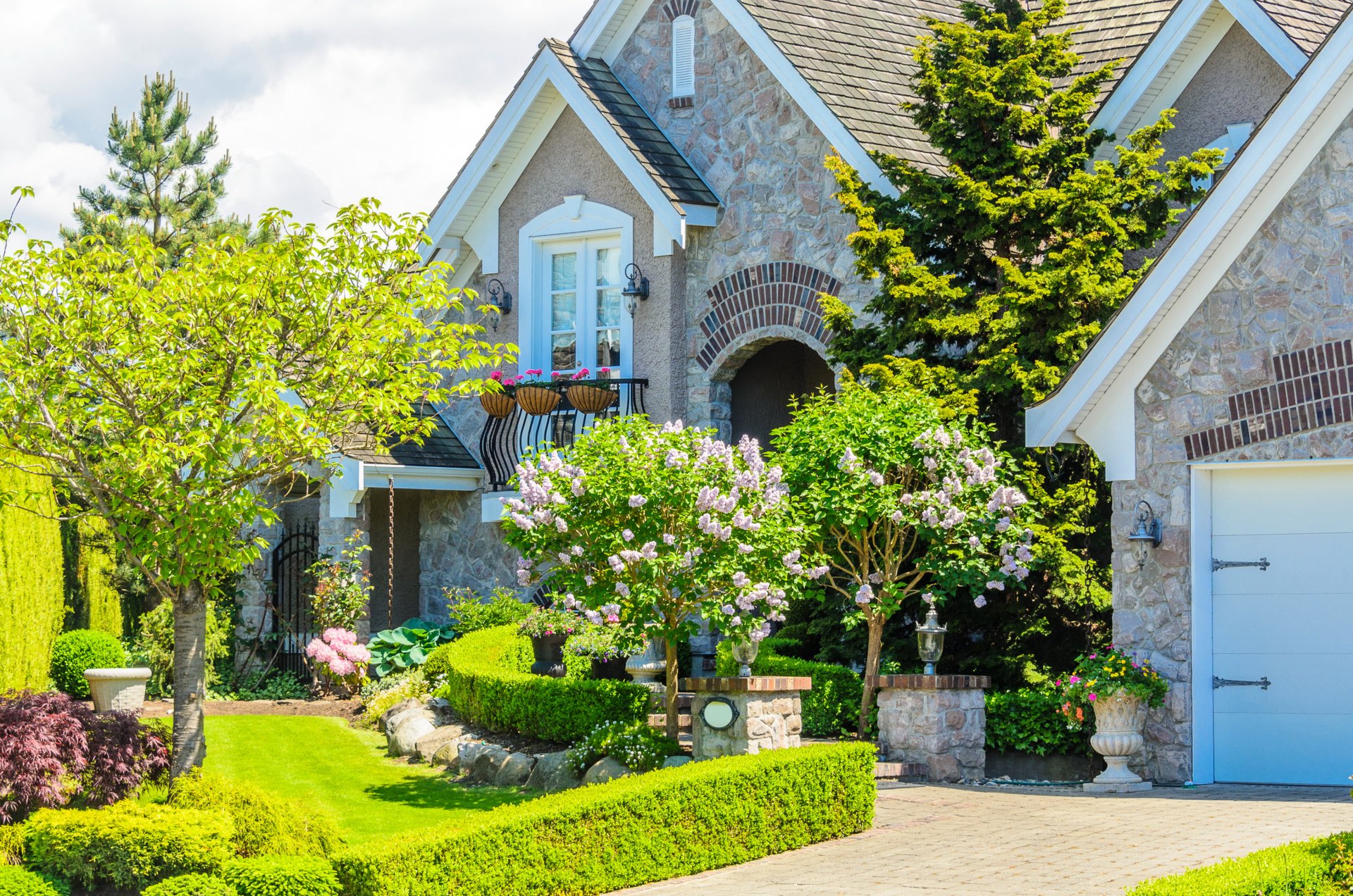 maison manoir pierres herbe pelouse buissons fleurs verdure conception