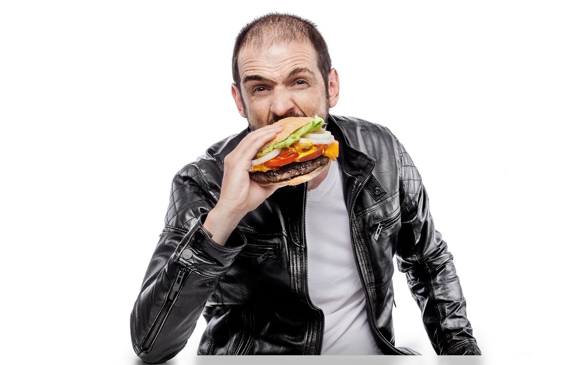 aktor jedzenie hamburger