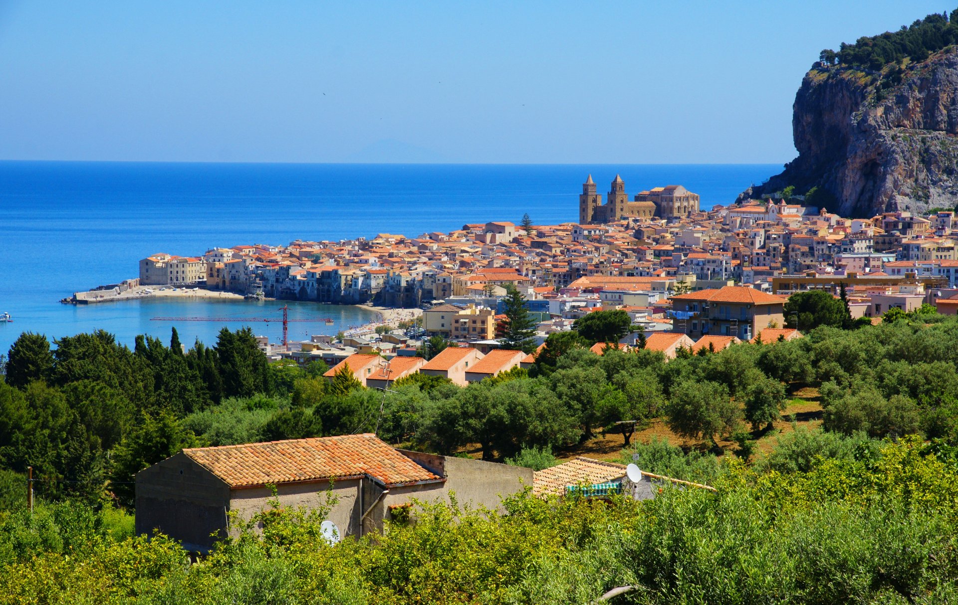 italien cefalù sizilien italien meer stadt stadt berg häuser bäume