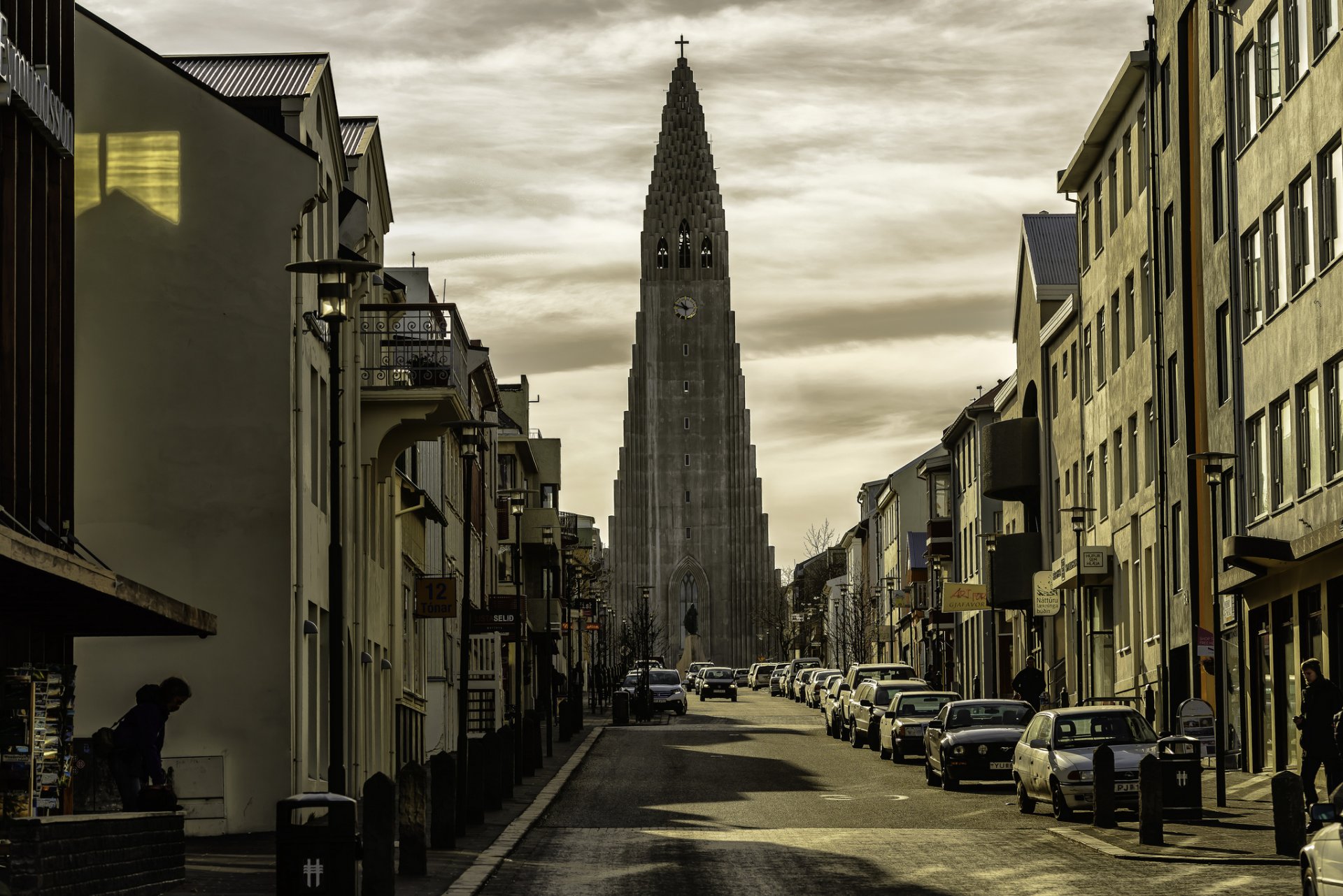 hallgrimskirkya kirche island hallgrimskirkya reykjavík kirche straße gebäude autos auto