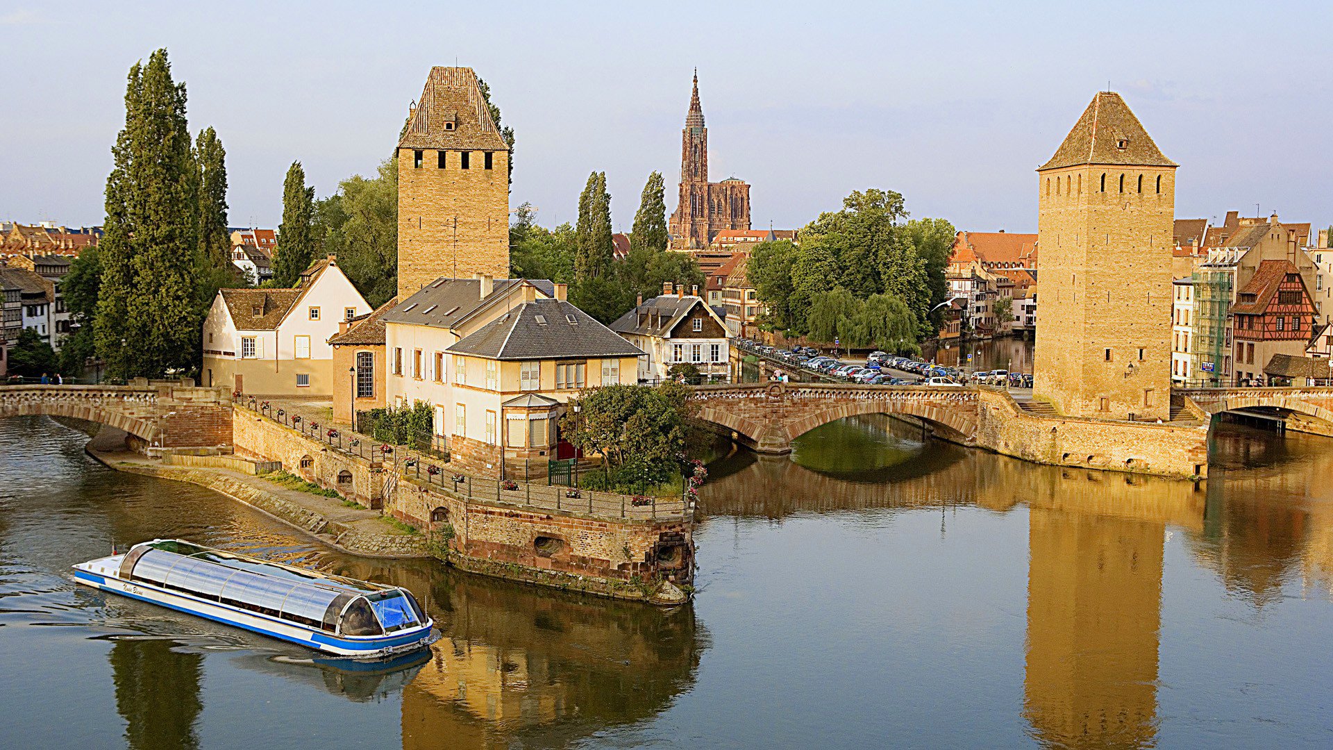 estrasburgo francia cielo río canal puente casas torre iglesia catedral nave árboles