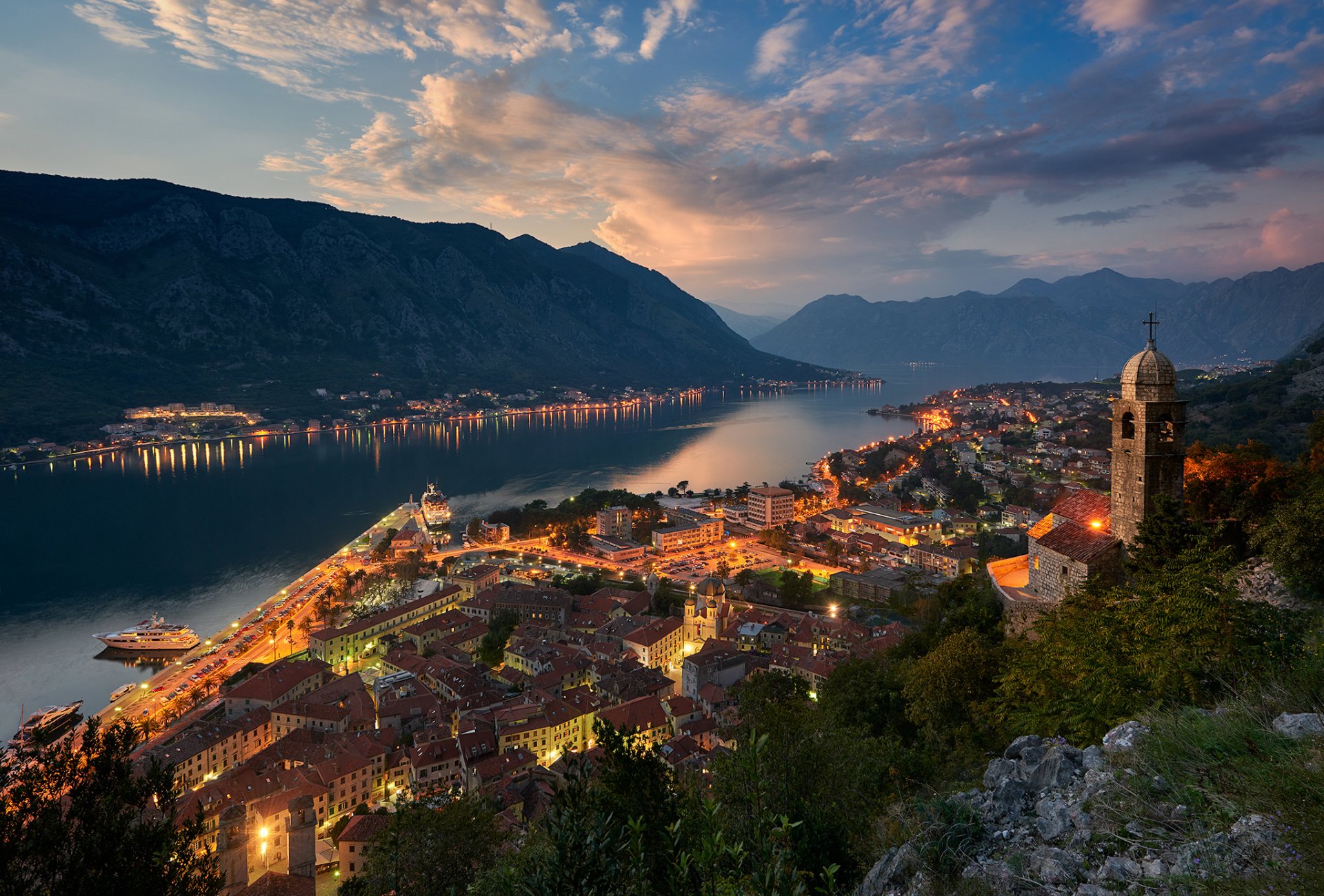 montenegro stadt kotor bucht von kotor an der adria berge häuser licht kirche abend
