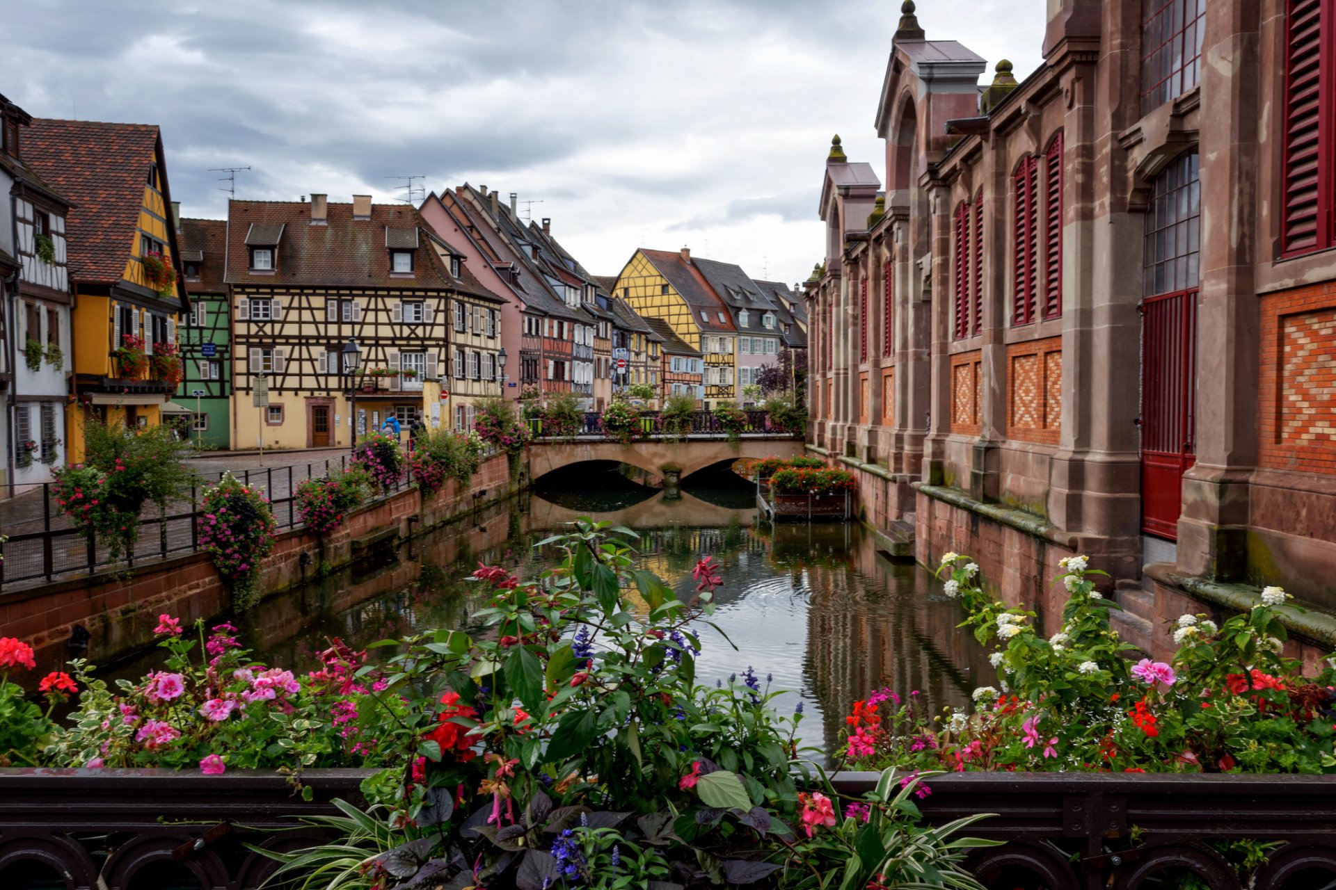 colmar francia cielo casas entramado de madera puente canal flores