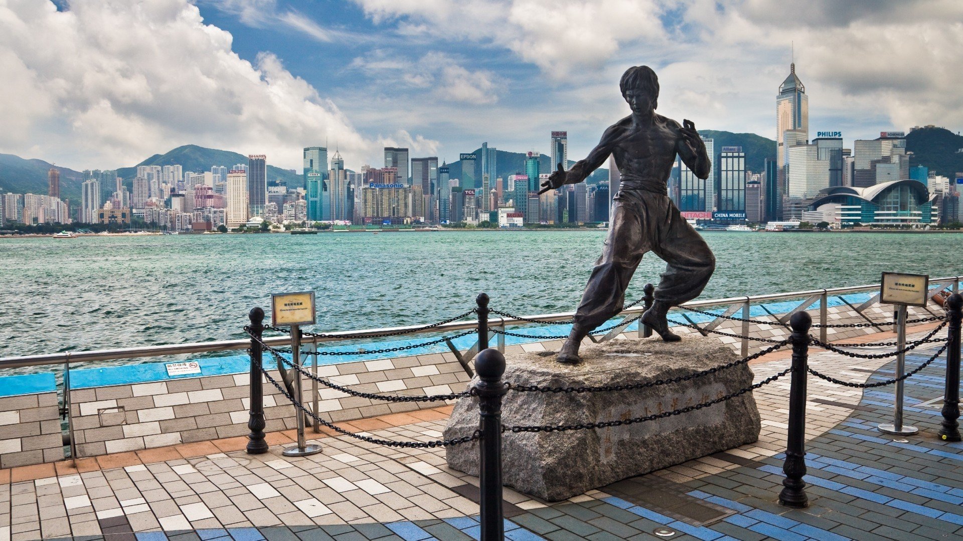 hongkong bruce lee denkmal wolkenkratzer