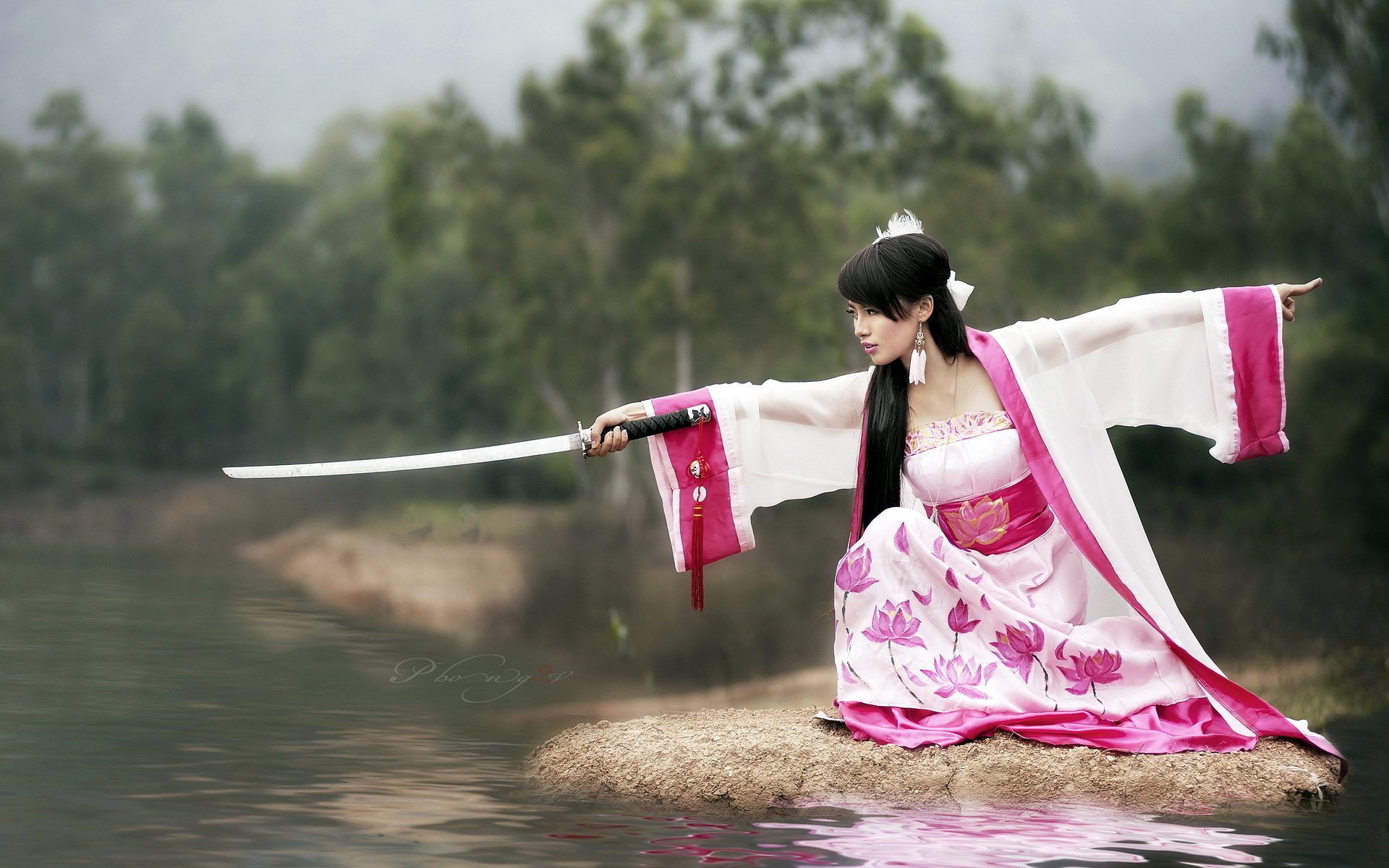 ragazza arma katana