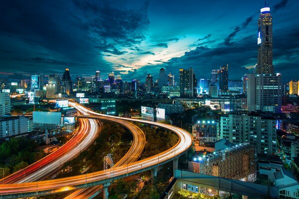 Città di notte strade vuote e città che non dorme