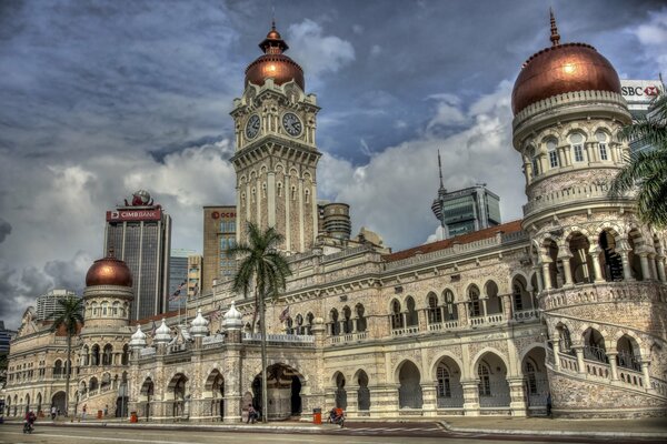 Ackerland mit Kuppeln in Malaysia. Hohe Palmen