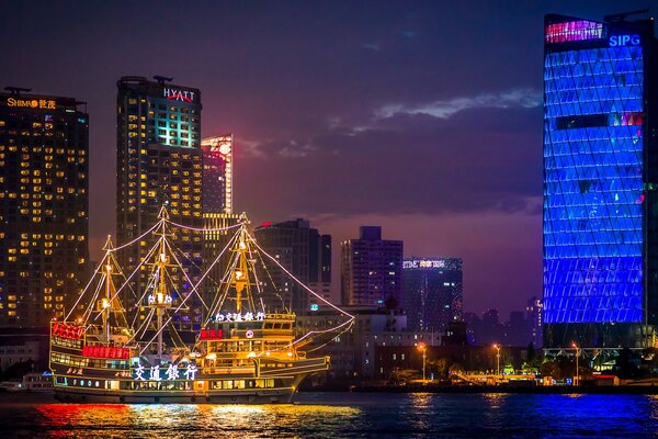 Un navire illuminé s approche du quai de la Chine