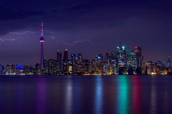 Blitz und Gewitter über Toronto in Kanada Unwetter am Abend