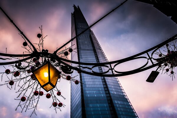 Guirnalda de Navidad en forma de linterna cerca de un rascacielos en Londres