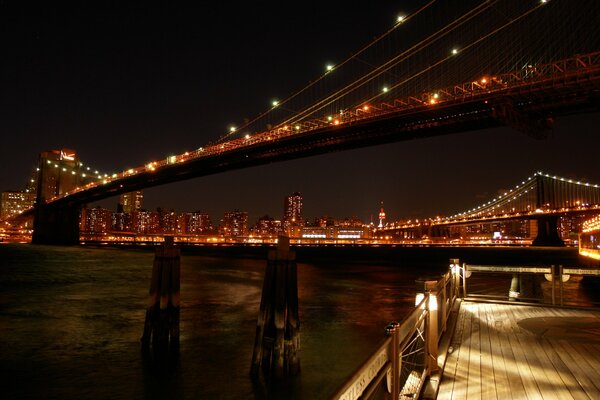 Puentes colgados de linternas en la noche de nueva York
