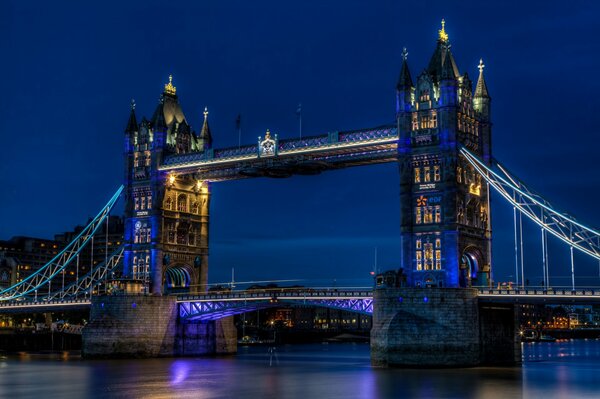 Tower Bridge in Großbritannien nachts