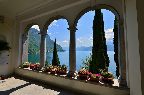 Villa italiana con vistas a la costa y la montaña